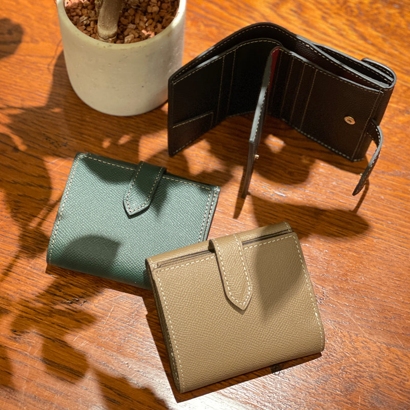 [French calf] <br>Hook -up wallet<br>color: Black x Gold Stitch