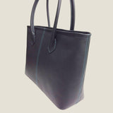 [フレンチカーフ] <br>ロワイヤルMトートバッグ<br>color：ネイビー×ターコイズステッチ×内装レッド<br>【８月上旬入荷予定】