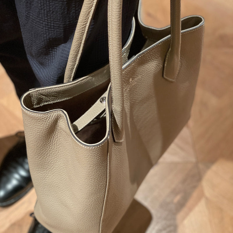 [Shrink leather]<br>Tutitot bag<br>color: Tope<br>[Scheduled to arrive in mid -January 2025]