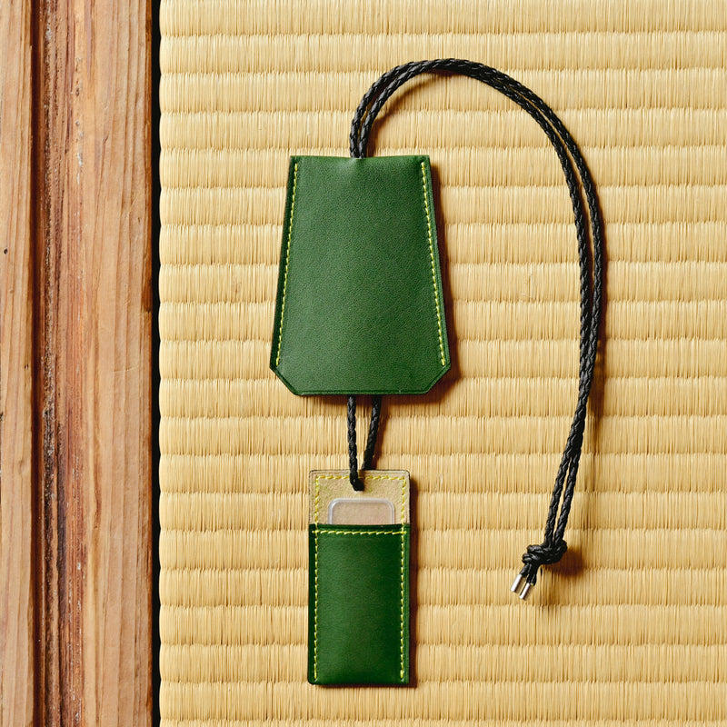 [BROOKLYN MUSEUM × NINNAJI]<br>お守りカバー クロシェットタイプ<br>color：ヤマト グリーン