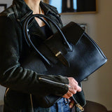 [Shrink leather x croco pattern leather]<br>Voyage M bag<br>color: black<br>[Scheduled to arrive in early August]