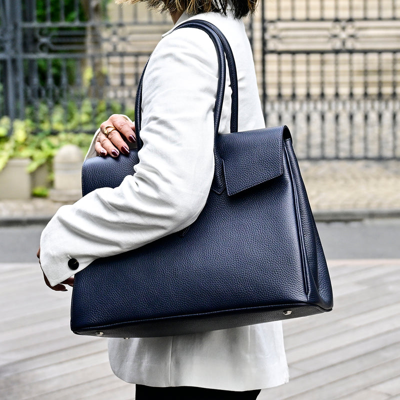 [Shrink leather]<br>Voyage L bag<br>color: Navy