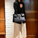 [Shrink leather x croco pattern leather]<br>Voyage M bag<br>color: navy