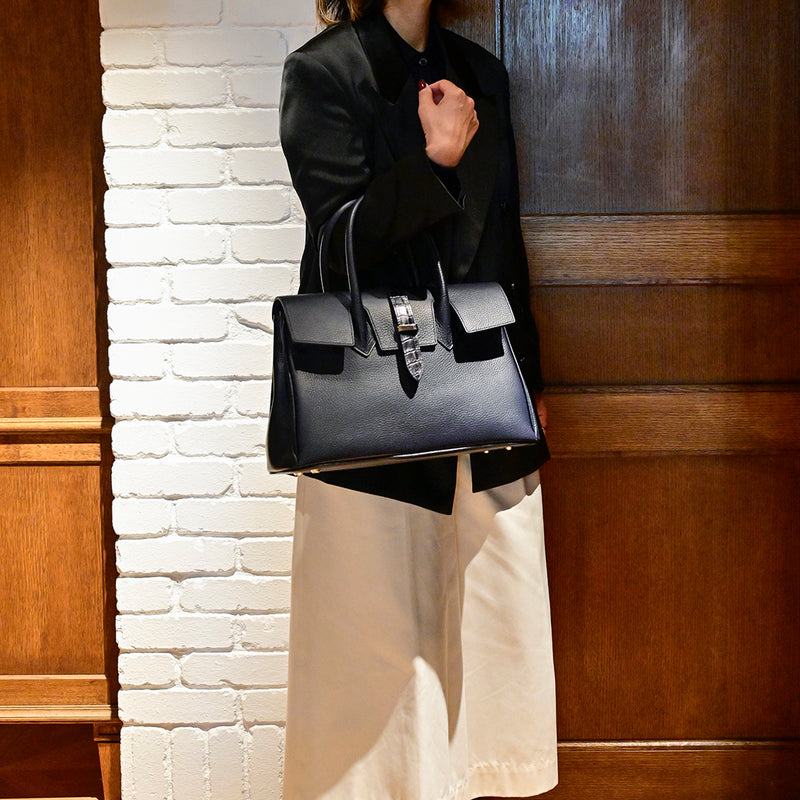 [Shrink leather]<br>Voyage M bag<br>color: Navy