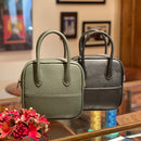 [シュリンクレザー]<br>ポストマンミニショルダー<br>color：ダークグリーン