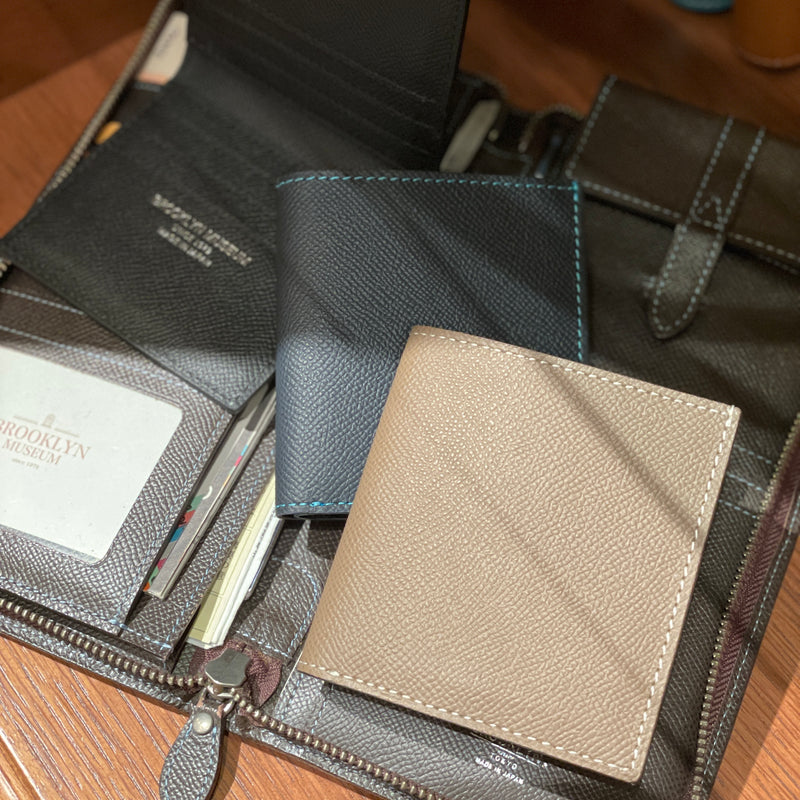 [フレンチカーフ] <br>ミニウォレット<br>color：ネイビー×ターコイズステッチ<br>【１０月下旬入荷予定】