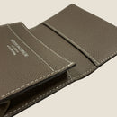 [フレンチカーフ] <br>通しマチカードケース<br>color：エタングレー