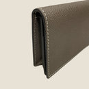 [フレンチカーフ] <br>通しマチカードケース<br>color：エタングレー