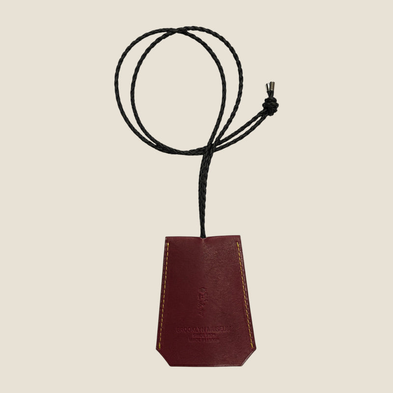 [BROOKLYN MUSEUM × NINNAJI]<br>お守りカバー クロシェットタイプ<br>color：ヤマト ボルドー