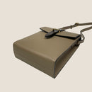 [シュリンクレザー×クロコパターンレザー]<br>ヴォヤージュサコッシュ<br>color：トープ