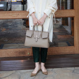[Shrink leather]<br>Voyage M bag<br>color: taupe