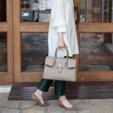 [Shrink leather]<br>Voyage M bag<br>color: taupe