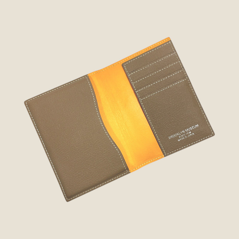 フレンチカーフ] 内盛りパスポートケースcolor：トープ – BROOKLYN MUSEUM