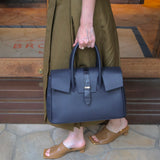 [Shrink leather x croco pattern leather]<br>Voyage M bag<br>color: navy