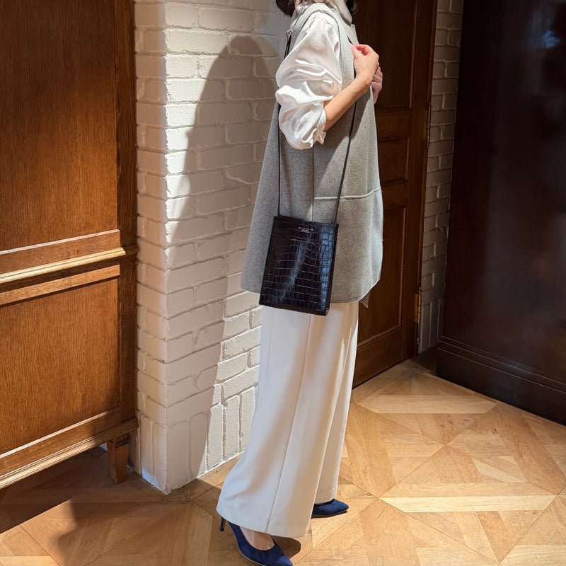 [クロコパターン]<br>ボックスサコッシュL<br>color：ネイビー