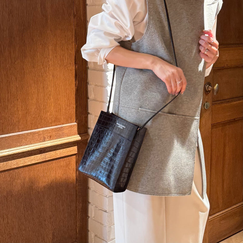 [クロコパターン]<br>ボックスサコッシュL<br>color：ネイビー