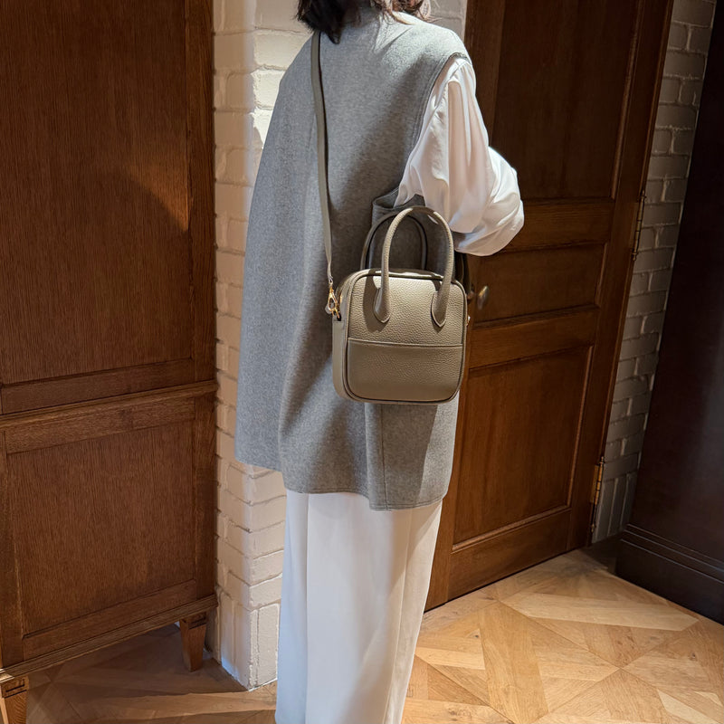 [Shrink leather]<br>Postman mini shoulder<br>color: Tope