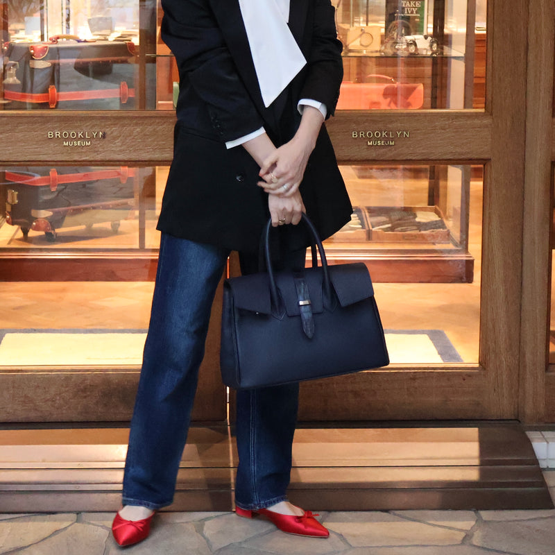 [Shrink leather]<br>Voyage M bag<br>color: Navy