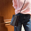 [クロコパターン]<br>ボックスサコッシュL<br>color：ネイビー