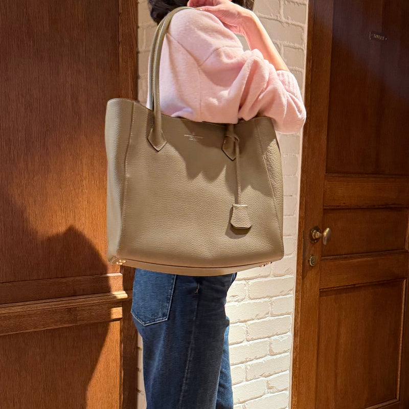 [Shrink leather]<br>Tutitot bag<br>color: Tope<br>[Scheduled to arrive in mid -January 2025]