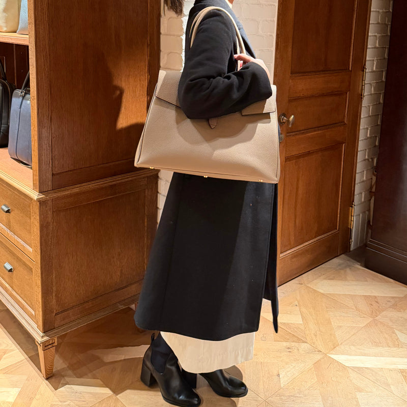 [トリヨンラグーン×クロコダイル]<br>ヴォヤージュLバッグ<br>color：トープ×トープ