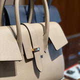 [Shrink leather]<br>Voyage M bag<br>color: taupe