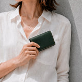[French calf] <br>Thread gusset card case<br>color: dark green