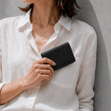 [French calf] <br>Thread gusset card case<br>color: black
