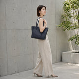 [Shrink leather]<br>tuti tote bag<br>color: navy