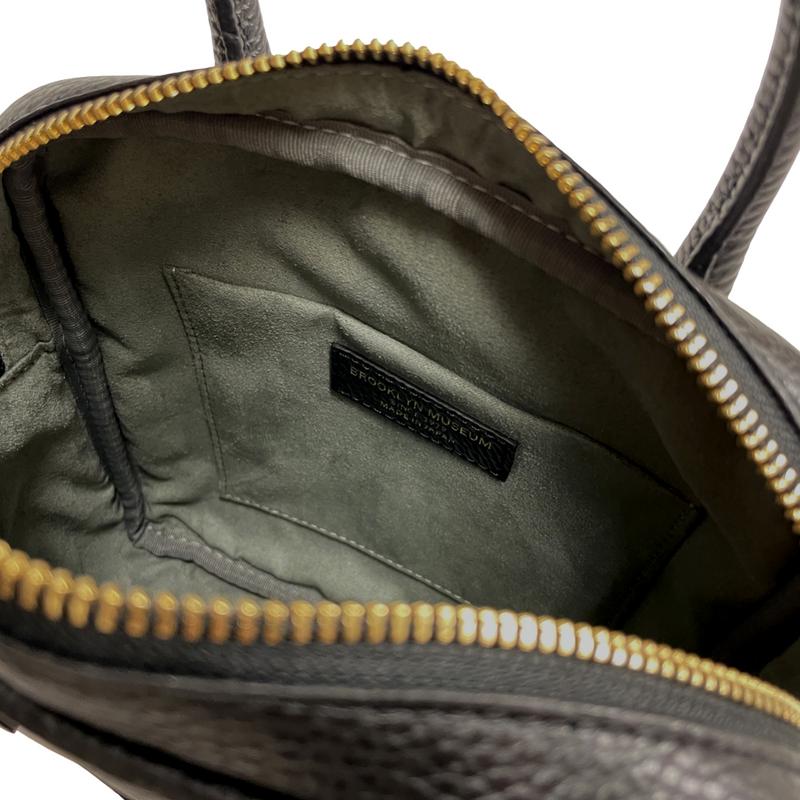 [Shrink leather] <br> Postman mini -shoulder <br> color: Black <br> [Reservation sale]
