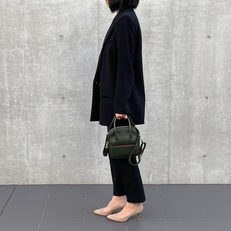 [Shrink leather]<br>Postman mini shoulder<br>Color: Dark green